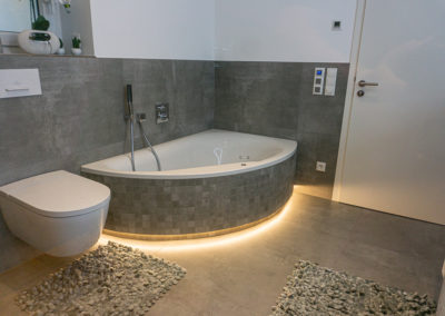 Moderne Badewanne mit Elektrotechnik von Samore